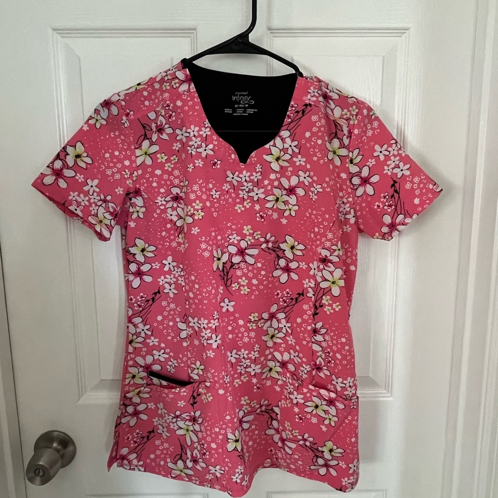INFINITY DIVINE DAISY WOMEN'S V-NECK PRINT SCRUB TOP